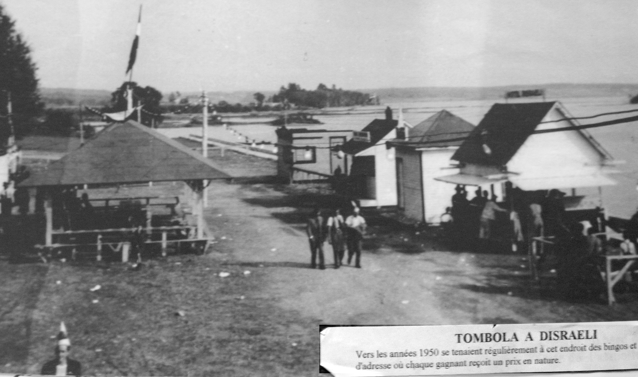 La tombola du curé Marcoux située sur le bord du lac. On y retrouvait des petits kiosques abritant certains jeux d’adresse où chaque gagnant recevait un prix en nature fourni par des commanditaires locaux. 