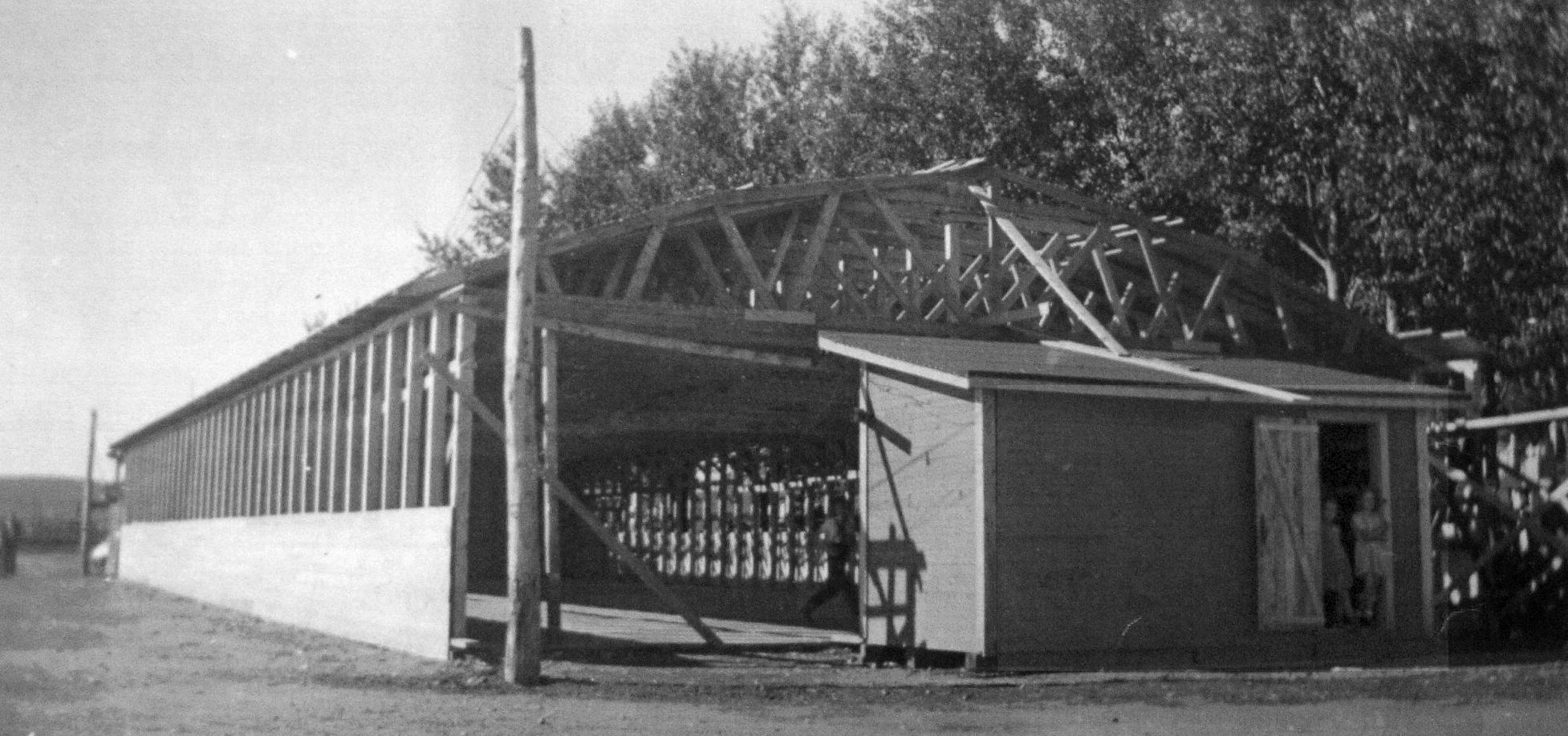 Les débuts de la construction de la salle en 1946. 