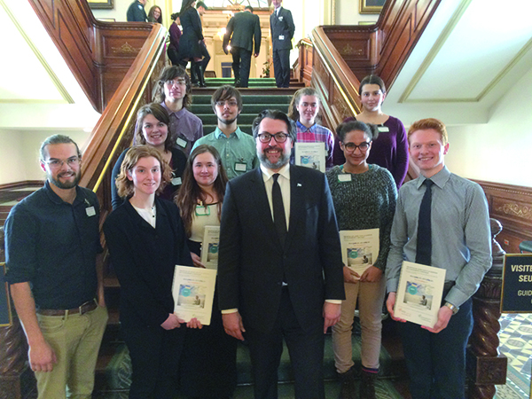 Le ministre David Hertel, Benoît Mercille et Gabriel Gagnon-Anctil de la Fondation Monique-Fitz-Back et les jeunes ministres de l’environnement de Chaudières Appalaches à l’Assemblée nationale.