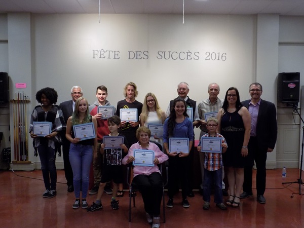 Une douzaine de récipiendaires présents ont pu recevoir leur certificat Mérite lors de la Fête des succès. À l’arrière, dans l’ordre habituel : Camille Thélisma, Ghislain Bolduc (député provincial invité), Joshua Custeau, Jossua Boissonneault, Elody Morin Bélanger, Jean Binette, Réal Paquette, Isabelle Gosselin mairesse, Luc Berthold (député fédéral invité). À l’avant : Marianne Giroux, Jacob Custeau, Noëlla Binette St-Laurent centenaire, Tanya Larrivée et William St-Laurent. Photo par Cynthia Gagné 