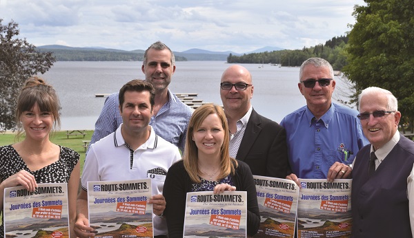 De gauche à droite : Marie-Claude Lacombe, coordonnatrice de la Route des Sommets, Francis Bouffard, copropriétaire d'Enseignes Bouffard, présentateur des Journées des Sommets, François Chalifour, directeur général de la SDEG, Véronique Lachance, attachée politique du député de Mégantic M. Ghislain Bolduc, Béland Audet, président de la SDEG, Réal Turmel et Robert Turmel, des Pétroles R. Turmel partenaire majeur de la Route des Sommets. 