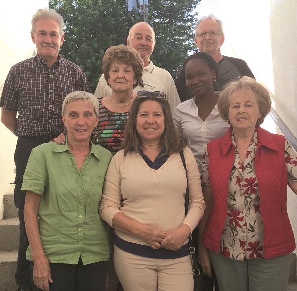 En partant de l'arrière, de gauche à droite : Denis Routhier, Richard Doyon, Jean Denis Vachon, Cécile Baron, Valérie Porgo, Colette B. Jolicoeur, Patricia Gonzalez Gaytan et Gaétane Drouin Jacques 