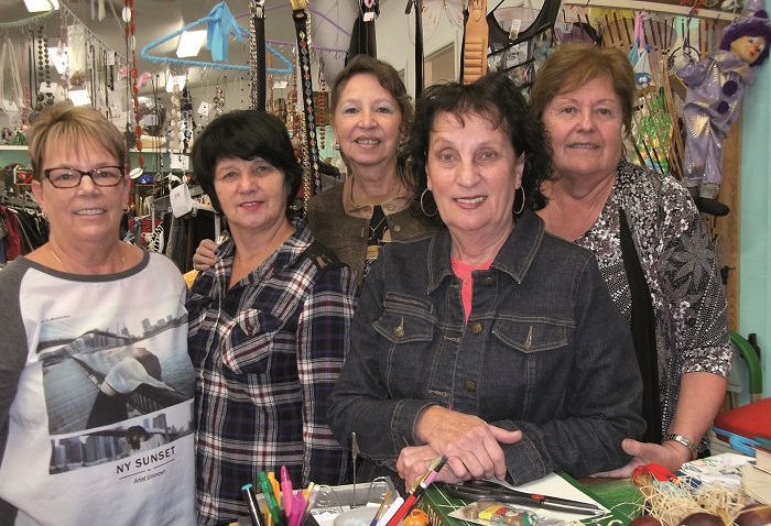 À titre d’organisme sans but lucratif dûment enregistré, le Comptoir est administré par un conseil composé de 7 membres élus. Dans l’ordre habituel : Mmes M. Nancy Rousseau, Agathe Allaire, Marielle Lamontagne/prés, Madeleine Marcotte/vice-prés, Anne-Marie Roberge. Absente lors de la prise de photo : Marcelle Dubois/sec-très. Un siège est actuellement vacant.