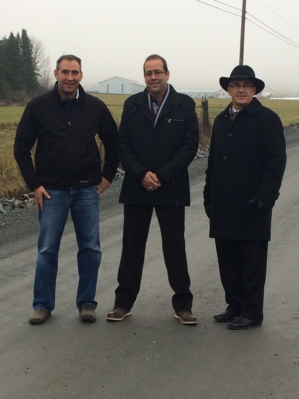 De gauche à droite : M. Jean-François Gagnon, président, Excavations Gagnon et Frères; M. Ghislain Bolduc, député de Mégantic et M. Ghislain Breton, maire de Lambton.