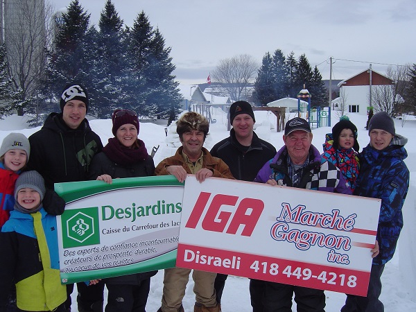 Les bénévoles sont : Antoine et Olivier, Jérôme Hallé, Isabelle Laroche, monsieur le Maire Steven Laprise, Marc Laroche, Claude Laroche et Lorik dans les bras d’ Alexandre Brochu. Hors photo : Jules Bédard et Michel Côté, conseillers municipaux ainsi que monsieur Guy Chenel qui ont tous travaillé aux blocs. 