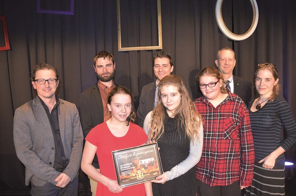 les Dragons Desjardins : Sébastien Acteau, Frédéric Paré, Marianne Baril Mia Létourneau, Rosalie Lallier et Valérie Carrier du journal étudiant (absent : Antony Allaire) 