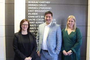 Photo et vignette La MRC des Appalaches est fière d'annoncer le renouvellement de son entente de développement culturel avec le gouvernement du Québec à laquelle contribue Desjardins De gauche à droite sur la photo : Isabelle Lecours, députée de Lotbinière-Frontenac, Marc-Alexandre Brousseau, préfet de la MRC des Appalaches et Sylvie Marcotte, directrice générale de la Caisse Desjardins du Carrefour des lacs.