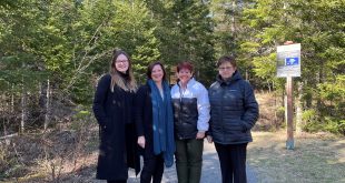 Isabelle Lecours, députée de Lotbinière-Frontenac Josette Vaillancourt, présidente des Sentiers pédestres des 3 Monts de Coleraine