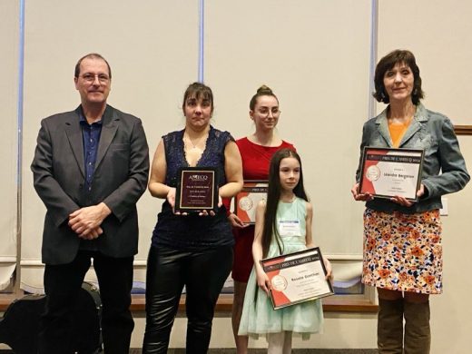 La présidente du CA du Cantonnnier, Mme Sylvie Veilleux, reçoit le prix catégorie Relève du président de l'AMECQ, M. Joël Deschênes, en compagnie des autres récipiendaires.